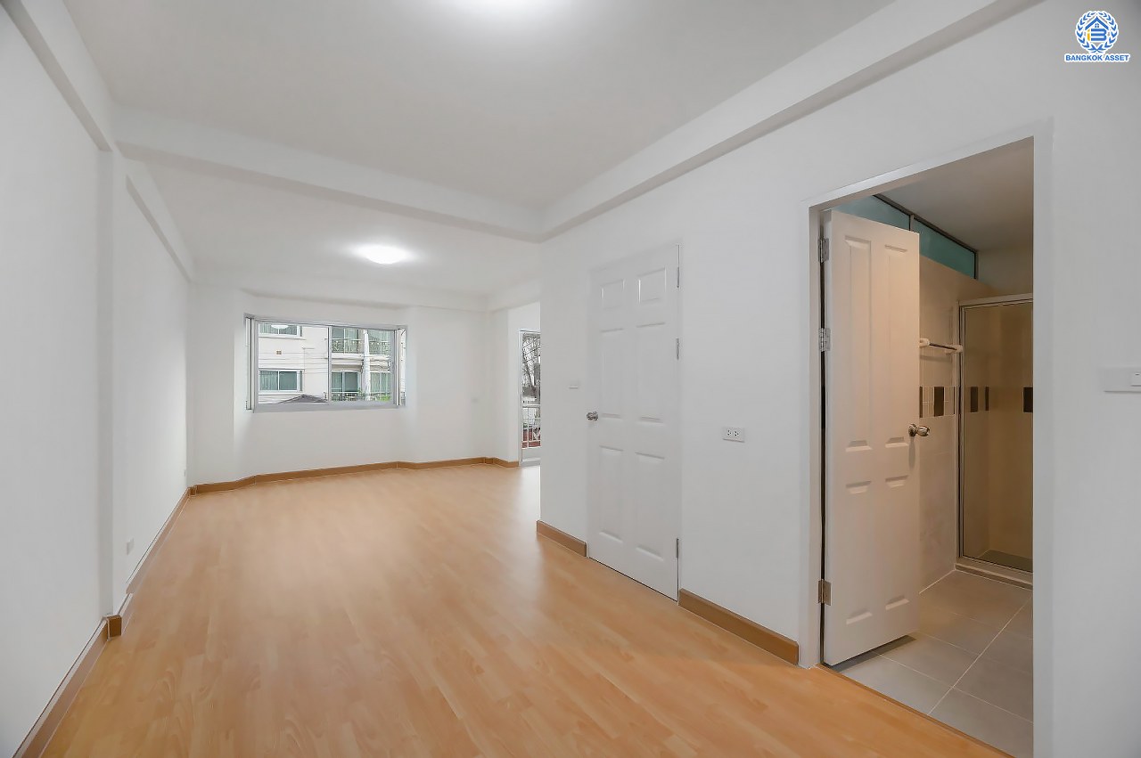 บ้านมือสองตกแต่งใหม่ โครงการ ศุภาลัยวิลล์ วงศ์สว่าง พร้อมอยู่ เนื้อที่ 24.2 ตร.ว. ฟังก์ชัน 3 ห้องนอน 3 ห้องน้ำ จอดรถได้ 2 คัน บนสุดยอดทำเล เชื่อมต่อได้หลายเส้นทาง ทั้งถนนกรุงเทพ-นนทบุรี, ถนนวงศ์สว่าง, ถนนนครอินทร์ และถนนติวานนท์ ใกล้จุดขึ้นทางด่วนงามวงศ์วาน รถไฟฟ้าสายสีม่วง "สถานีแยกติวานนท์" และ "สถานีกระทรวงสาธารณสุข"